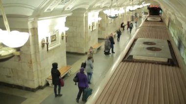 Moskova - 6 Nisan: oktyabrskaya metro istasyonunda gelen tren. yüksek açı geniş 6 Nisan 2013 Moskova, Rusya vurdu..
