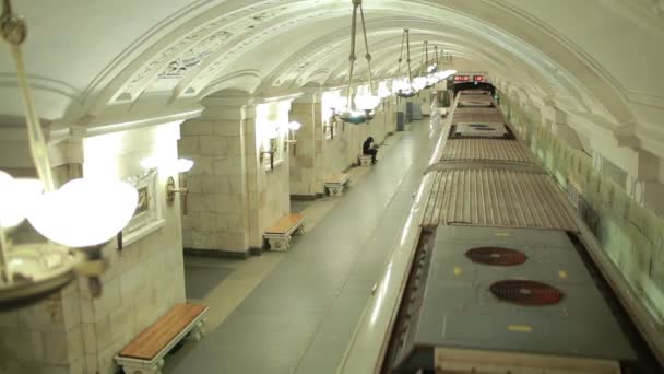 MOSCÚ - 6 de abril: Tren que llega a la estación de metro Oktyabrskaya. Gran angular de tiro ancho el 6 de abril de 2013 en Moscú, Rusia . — Vídeos de Stock