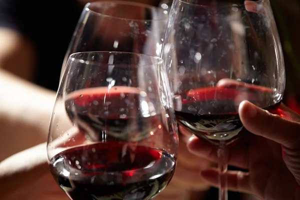 Drie rode wijnglazen. — Stockfoto