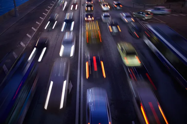 Autoverkehr in der Nacht. Bewegung verschwommener Hintergrund. — Stockfoto