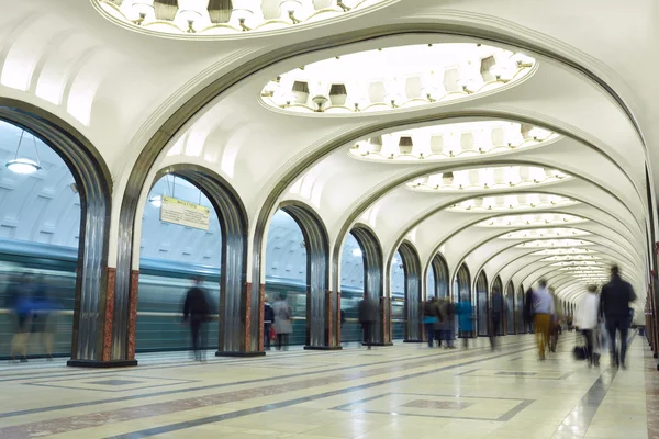 Beweging wazig pendelaars op het metro station. — Stockfoto