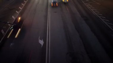 Geceleri araba trafiği. zaman atlamalı panning ile.