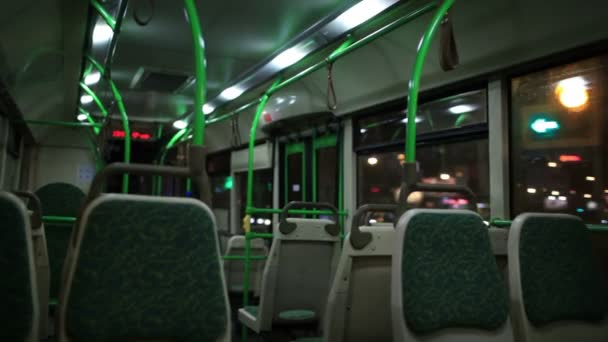 Zobacz wnętrze na nocny autobus. — Wideo stockowe