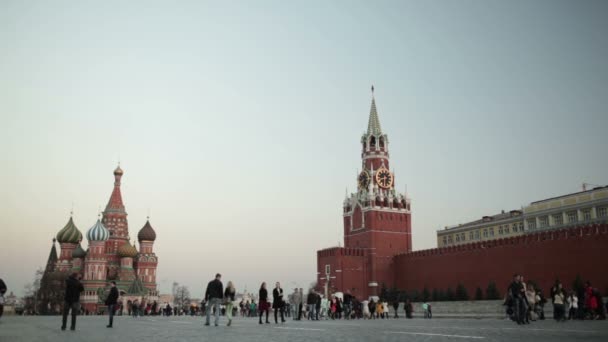 Chůze na Rudém náměstí v Moskvě. — Stock video