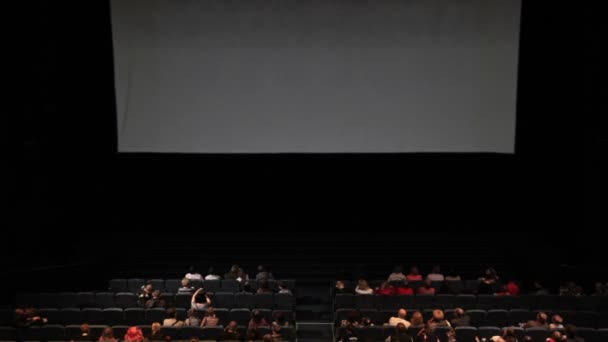 Os espectadores na casa de cinema. Variante com movimento de tela . — Vídeo de Stock