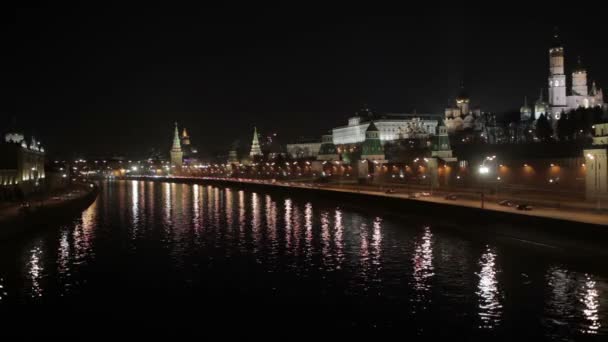 Quay Moskova kremlin gece yakın. gerçek zamanlı vurdu. — Stok video