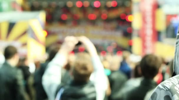 Assistindo concerto ao ar livre — Vídeo de Stock