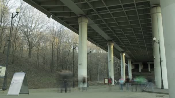 Onder de brug. time-lapse — Stockvideo