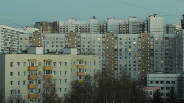 Edificios en la región de dormir en el fondo del cielo — Vídeos de Stock