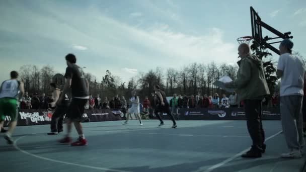 Teenager spielen Basketball im Stadtpark — Stockvideo