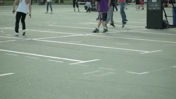 Teenagers playing basketball in a city park — Stock Video