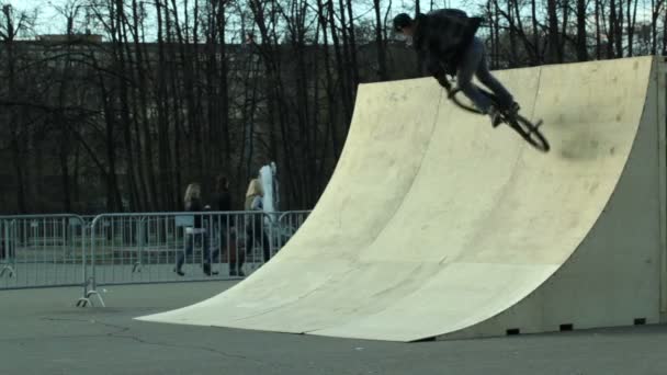 Demonstrative Leistung von Extremradfahrern — Stockvideo