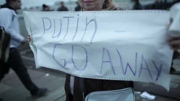 Moskou-mei 6: een vrouw houdt een plakkaat met inscriptie Poetin ga weg tijdens een protest rally georganiseerd om vrije politieke gevangenen op mei 6 2013 in Moskou, Rusland. — Stockvideo