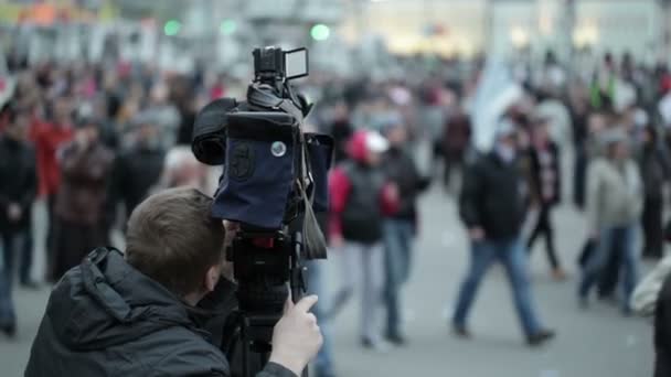 Moskou - december 24: 120 duizenden protesters Neem naar in academicus sakharov vooruitzicht. protesteren tegen de resultaten van de verkiezingen. 24 december 2011 in Moskou, Rusland. — Stockvideo