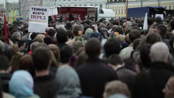 MOSCOW - DEZEMBRO 24: 120 milhares de manifestantes tomam a cargo o acadêmico Sakharov Prospect. Protesto contra os resultados eleitorais. 24 de dezembro de 2011 em Moscou, Rússia . — Vídeo de Stock