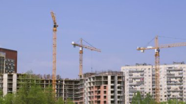 Bina İnşaatı. güzel gökyüzü arka plan. bulutlar çalışan zaman atlamalı.