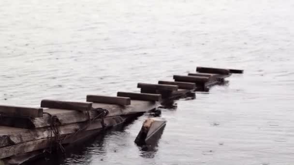 Regendruppels vallen op een pier — Stockvideo
