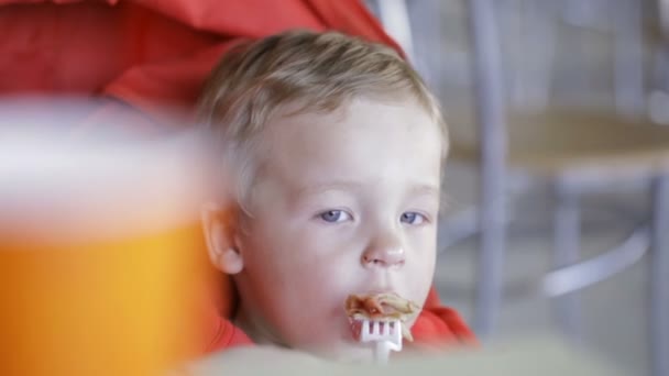 Woman feeds her baby — Stock Video