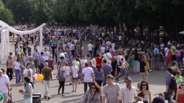 Walking at Park Kultury in Moscow, Russia. — Stock Video