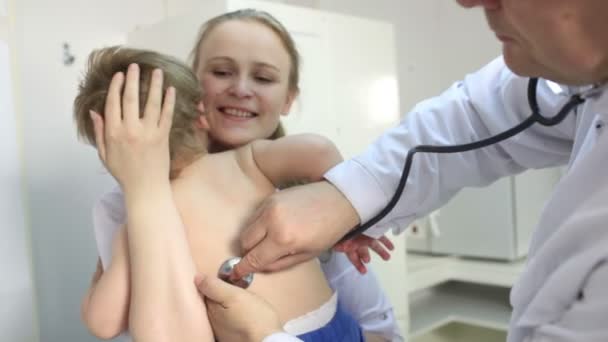 Dottore ascolta il bambino con stetoscopio — Video Stock