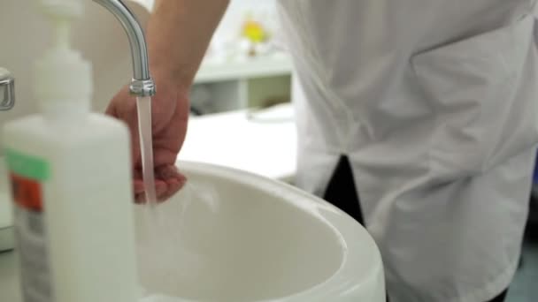 Мытье рук врачом — стоковое видео