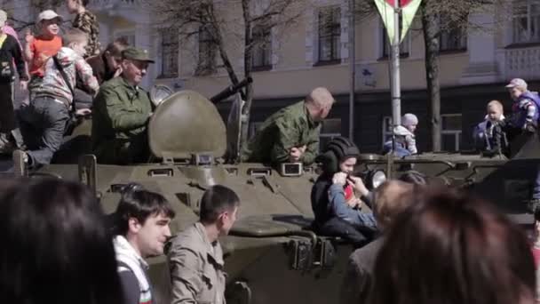 Jaroslawl, Russland - 9. Mai: Feiern Sie den Tag des Sieges. Der Tag des Sieges markiert die Kapitulation Nazideutschlands vor der Sowjetunion im Zweiten Weltkrieg. erschossen am 9. Mai 2013 in Jaroslawl, Russland. — Stockvideo