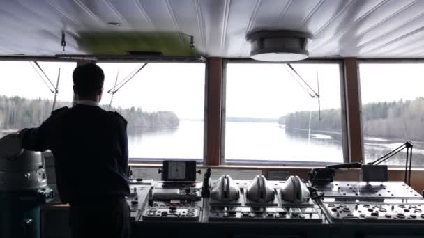 Navigationsbeamter am Steuer des Schiffes auf dem Fluss. — Stockvideo