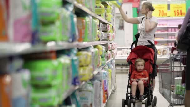 Женщина в супермаркете — стоковое видео