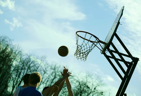 Playing basketball outdoors — Stock Photo, Image