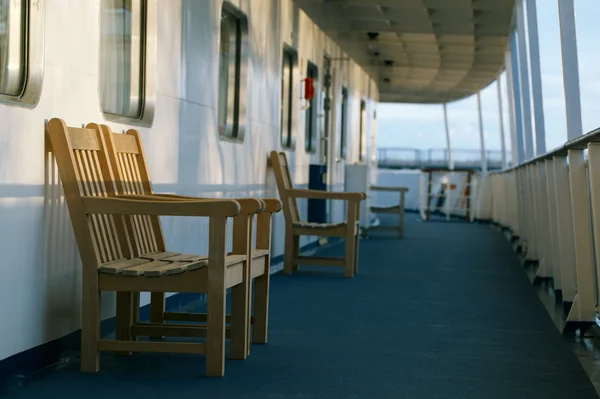 Chaises en bois sur le pont du paquebot de croisière — Photo