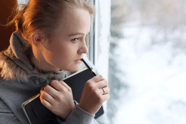 Ung flicka i en djupa tankar — Stockfoto