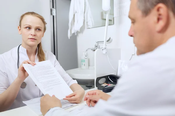 Nurse shows to doctor results of analyses — Stock Photo, Image