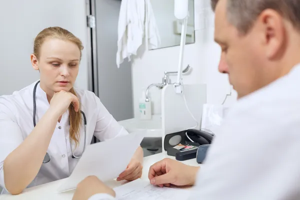 Doctor and nurse discussing analyses — Stock Photo, Image