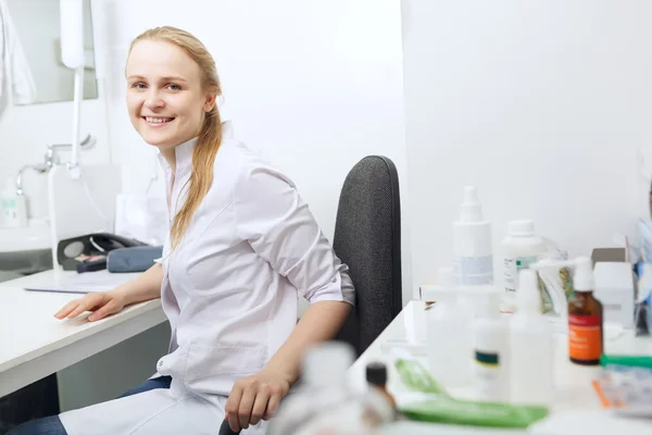 Female doctor smiling — Stock Photo, Image