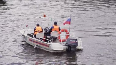 Moskova - Haziran 12: Rusya acil durumlar Bakanlığı, Moskova, Rusya bolotnaya Meydanı'nda protesto muhalefet gününde 12 Haziran 2013 tarihinde Moskova Nehri üzerindeki iki erkekle Motorlu tekne.