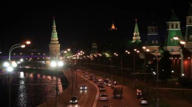 Moskova şehir kremlin ışıklı bir nehir ve bir köprü ile bir gece görünümü. odak çekerek - bokeh ışıklar.