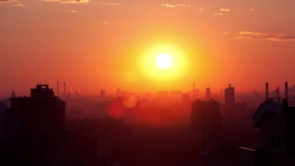 Sonnenaufgang über der Stadt. Zeitraffer. Hochwinkel. Luftaufnahme. die Dächer der Häuser von weichem warmen Licht erleuchtet — Stockvideo