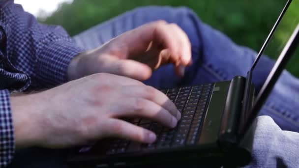 Detail van handen en laptop toetsenbord. — Stockvideo