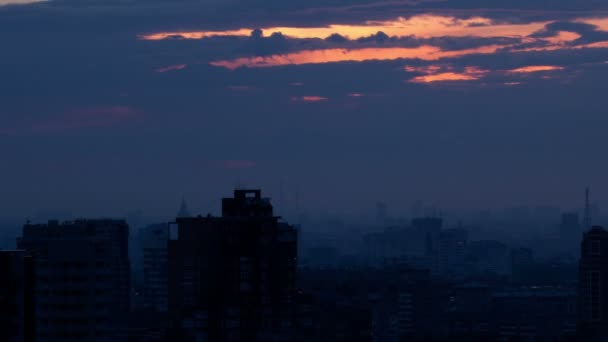 Схід сонця над містом. Проміжок часу з панорамою. Високий кут. Вид з повітря . — стокове відео