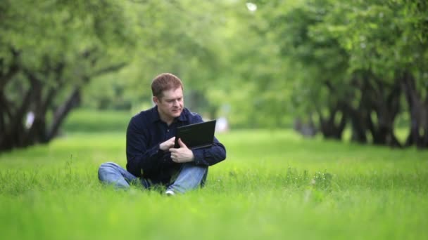 Businessman working in the city park. — Stock Video