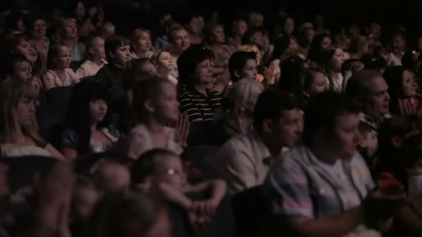 Közönség tapsolt premierje után. — Stock videók