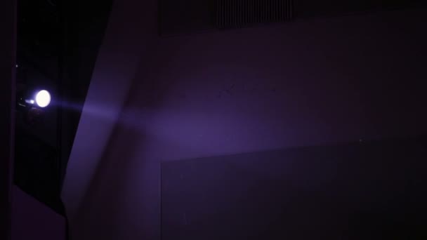 Operatore di luce invisibile nel teatro . — Video Stock