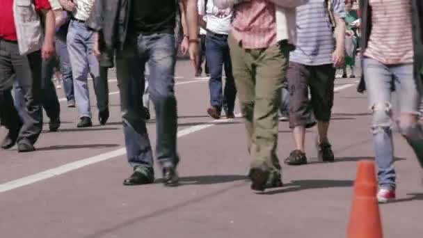 Caminando por la calle de la ciudad. No hay caras visibles . — Vídeos de Stock