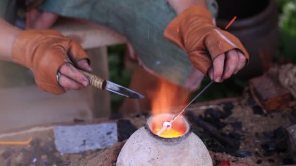 Glass artist in his workshop — Stock Video