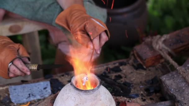 Artista de vidrio en su taller — Vídeos de Stock