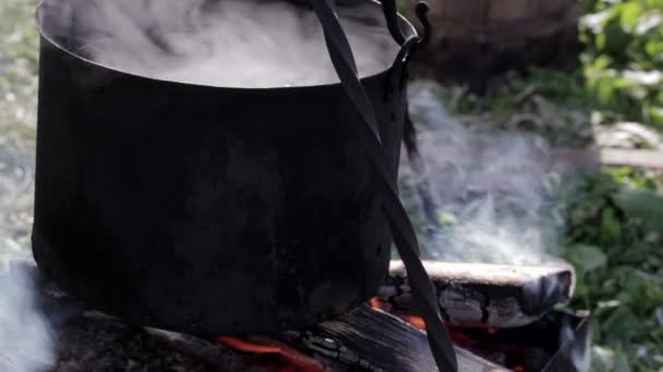 Cuba de acero con agua hirviendo — Vídeos de Stock