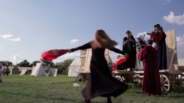 Folkmuzikanten en vrouw danser. — Stockvideo