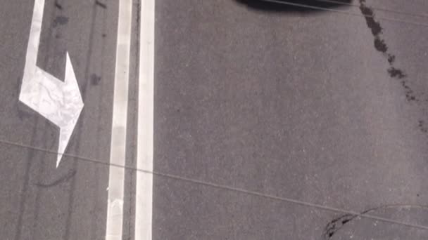 Автомобільного руху в центрі Москви. світлий час доби. вертикальні панорамирование знято. реального часу. — стокове відео