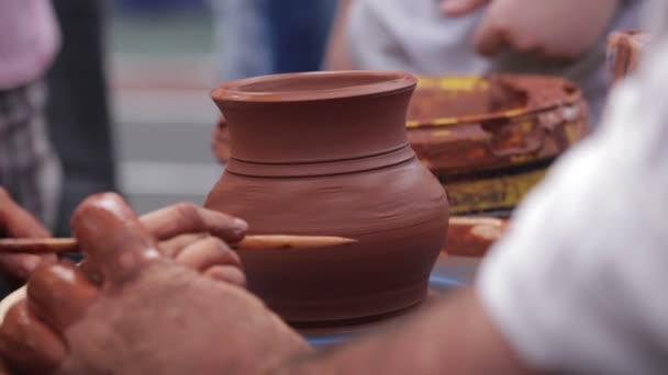 Potter making the pot. — Stock Video
