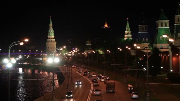 Moskova şehir kremlin ışıklı bir nehir ve bir köprü ile bir gece görünümü. odak çekerek - bokeh ışıklar. — Stok video